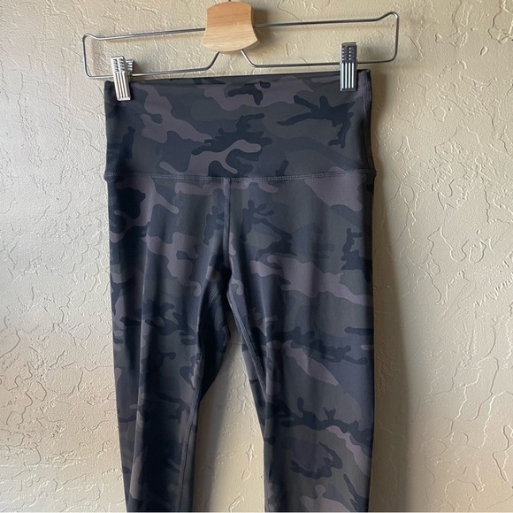 Zyia Active Lux Camo High Rise Cropped Leggings Size 2 Forrest Camo Athletic - Picture 9 of 10